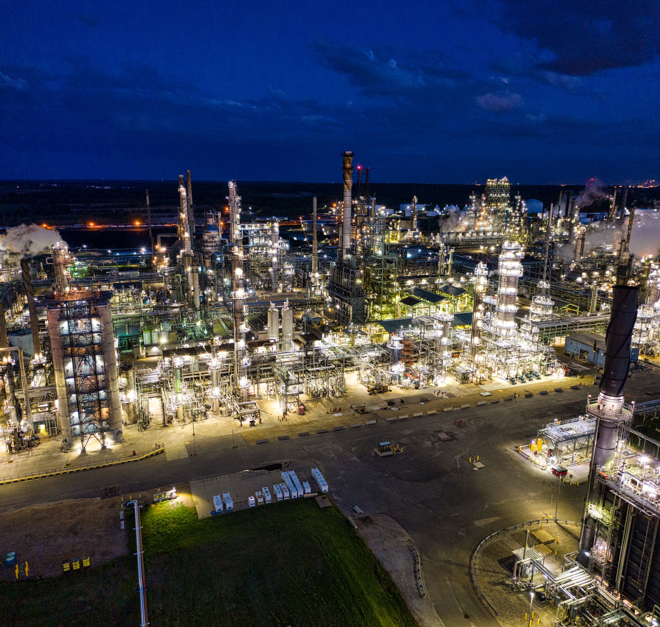 Petrochemische Industrieanlage bei Nacht, luftaufnahme
