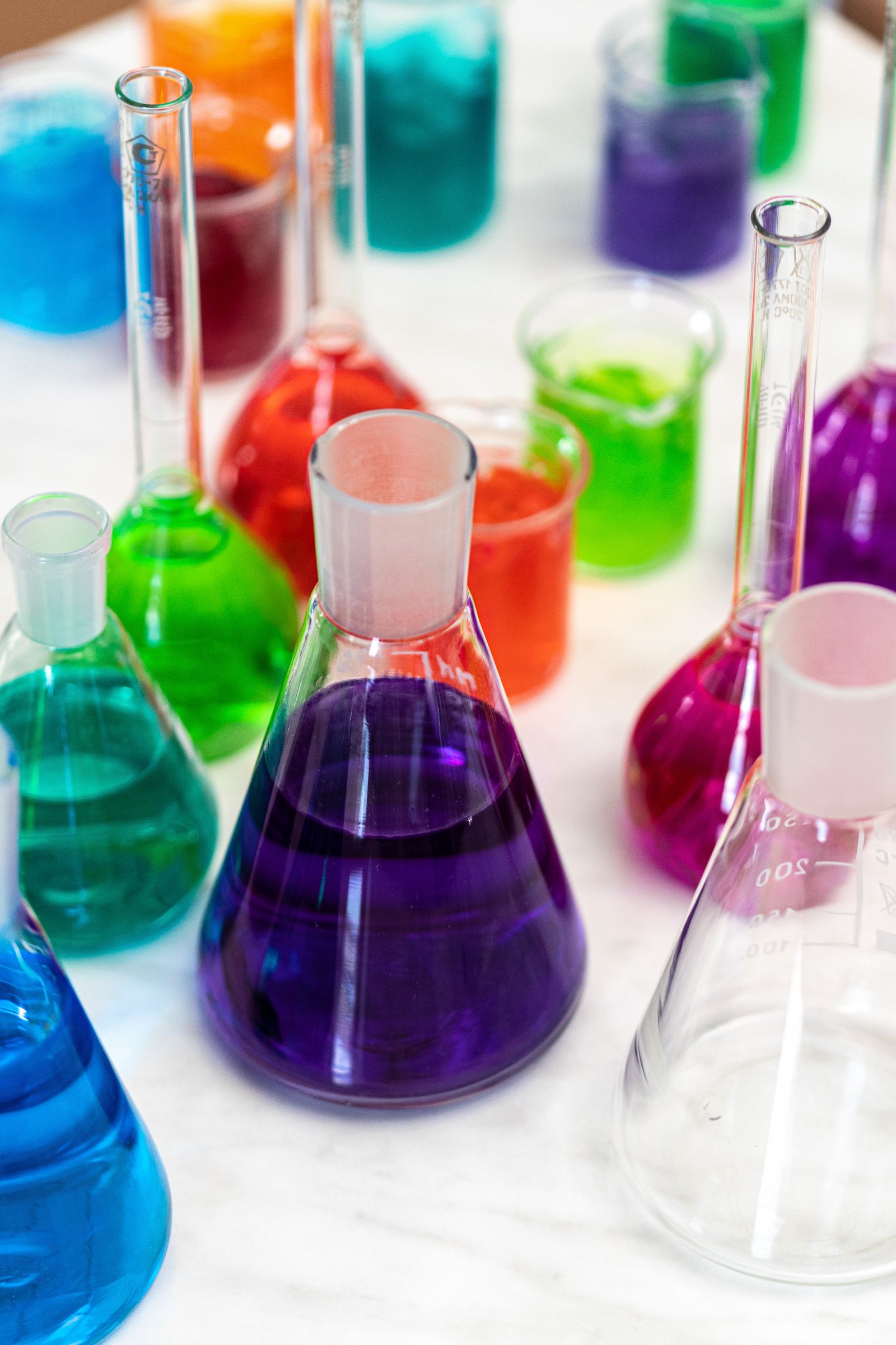 Farbenfrohe Chemikalien in Laborkolben, Additive und Pigmente