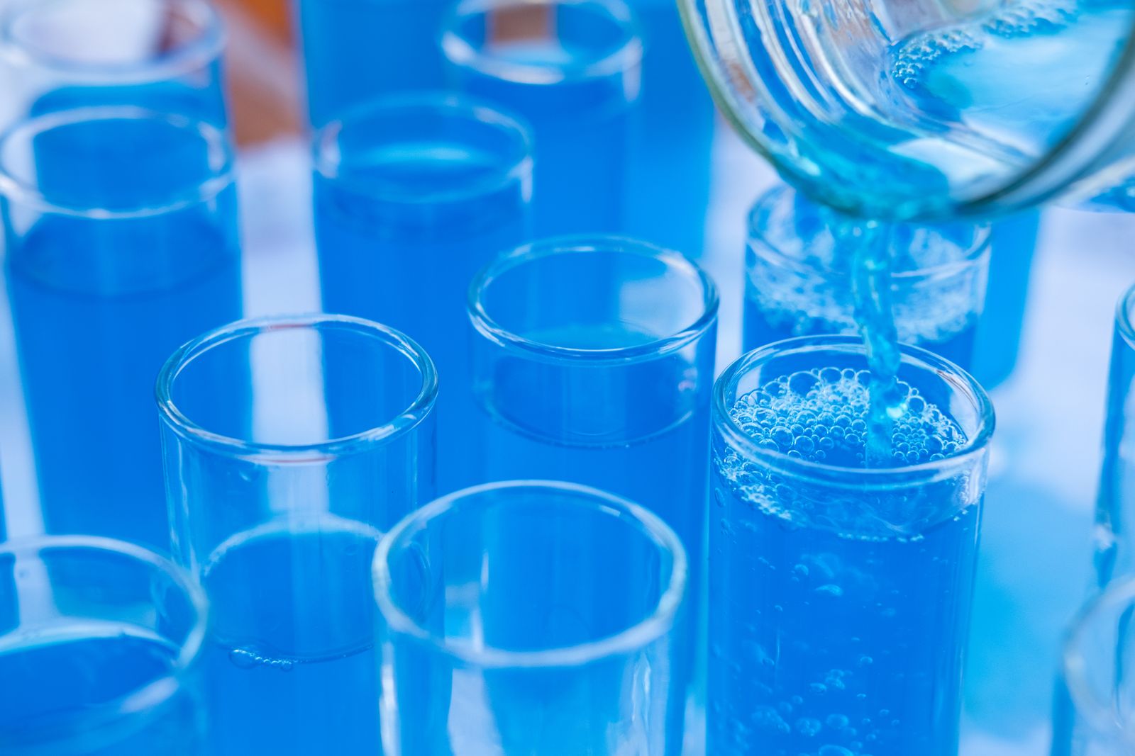 Laborglas mit blauer Flüssigkeit, Nahaufnahme