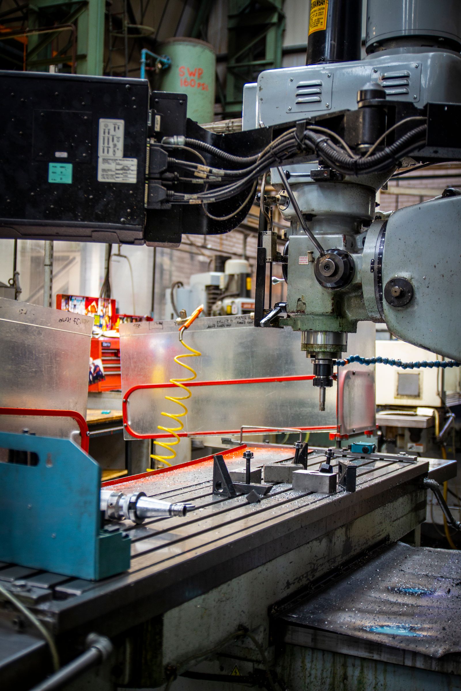 CNC-Fräsmaschine in einer Produktionshalle